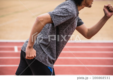 陸上競技のトラックでスタートラインに立つ男性ランナー 100868531