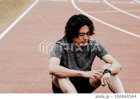 スマートウォッチを確認する男性ランナー 100868564