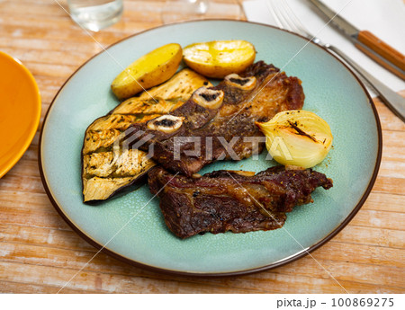 Grilled rack of lamb with vegetables Grilled rack of lamb with vegetables 100869275