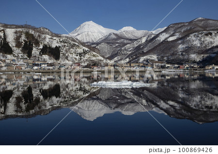 流氷と羅臼岳 100869426