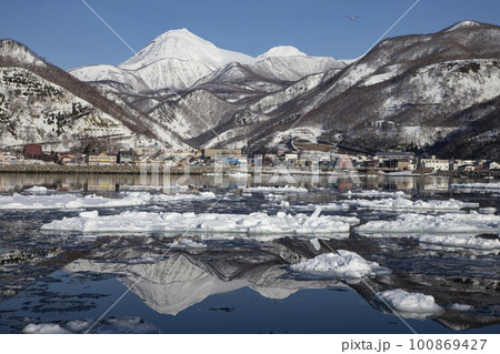 流氷と羅臼岳 100869427