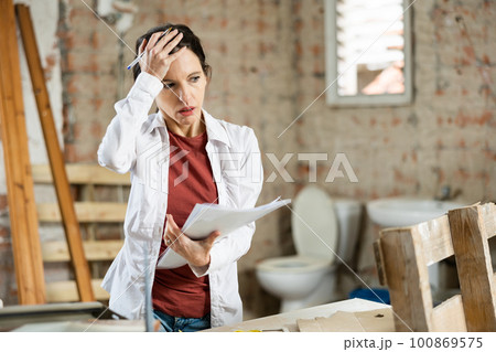 Woman dissatisfied with the repair work done in room 100869575
