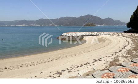 大野浦海水浴場(広島県三原市鷺浦町須波(佐木島))の砂浜と美しい瀬戸内海の風景。 100869662