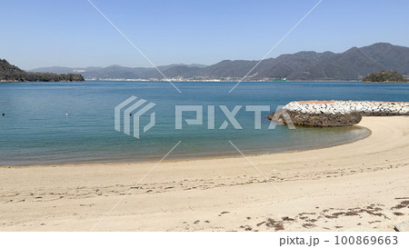大野浦海水浴場(広島県三原市鷺浦町須波(佐木島))と青い海(瀬戸内海)の風景。 100869663