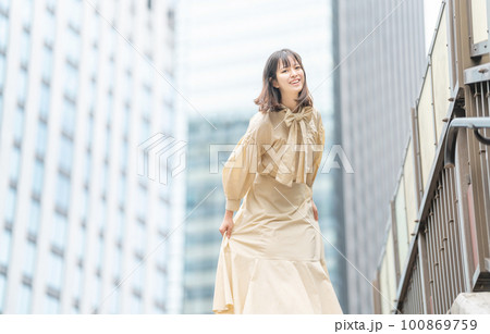 ポートレート 若い女性 ポートレート 若い女性 100869759