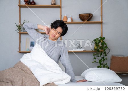 起床する若い男性 起床する若い男性 100869770
