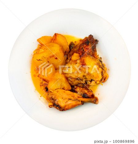 Closeup of homemade baked chicken legs with potatoes 100869896