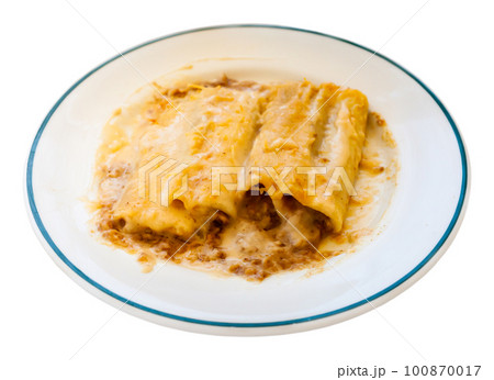 Traditional Italian сannelloni stuffed with minced meat baked in bechamel sauce 100870017