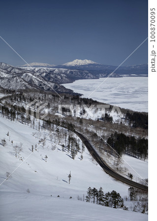 冬の屈斜路湖 100870095