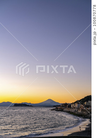 【神奈川県】稲村ケ崎から見た夕焼けの中の富士山と江の島 100870778