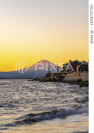 【神奈川県】稲村ケ崎から見た夕焼けの中の富士山 100870792