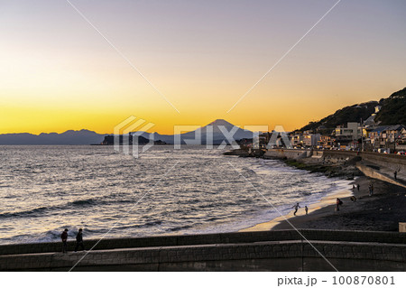 【神奈川県】稲村ケ崎から見た夕焼けの中の富士山と江の島 100870801