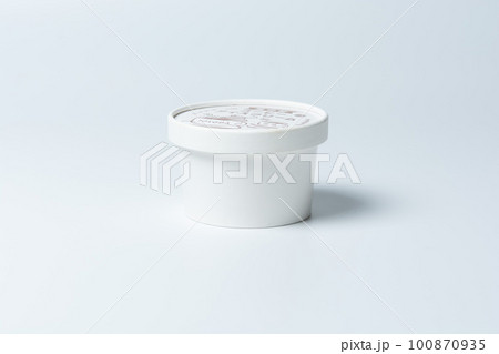 白い蓋のアイスカップ　容器　紙カップ　アイスクリーム　無地のパッケージ 100870935