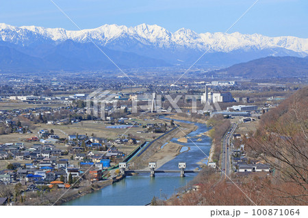 早春の松本平・安曇野と北アルプス 100871064