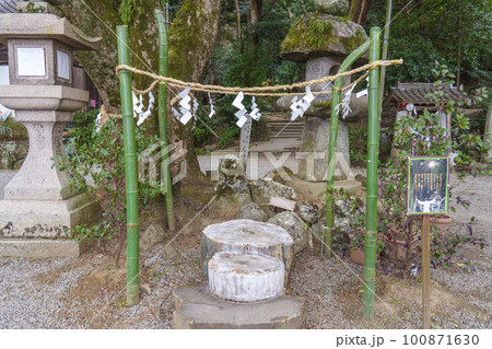 玉祖神社 パワースポット 山に向かってお祈りするお立ち台 玉祖神社 パワースポット 山に向かってお祈りするお立ち台 100871630