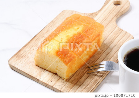ふんわり、しっとりとした食感でやさしい甘さのパウンドケーキでコーヒーブレイク 100871710