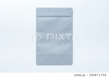 ライトグレーのチャック袋、蒸着スタンド袋（パッケージ）／切り抜き用 100871748