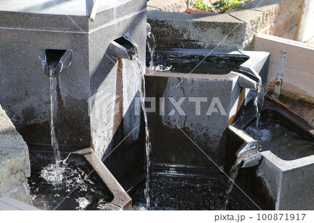 絶え間なく湧水を吐き出す大名小路井戸 絶え間なく湧水を吐き出す大名小路井戸 100871917