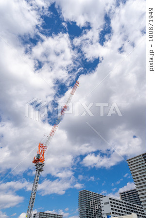 タワークレーン 青空 高層マンション タワーマンション タワークレーン 青空 高層マンション タワーマンション 100871949