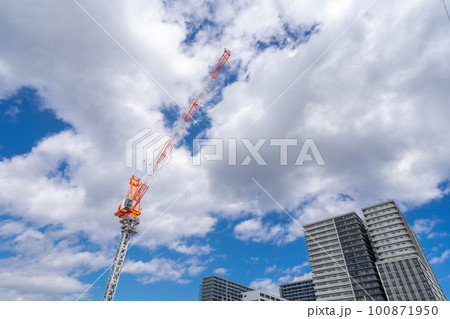 タワークレーン　青空　高層マンション　タワーマンション 100871950