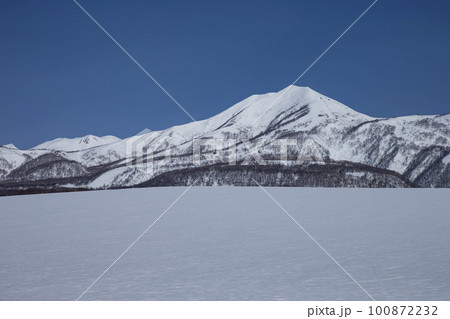 雪原に浮かぶアンヌプリ 雪原に浮かぶアンヌプリ 100872232