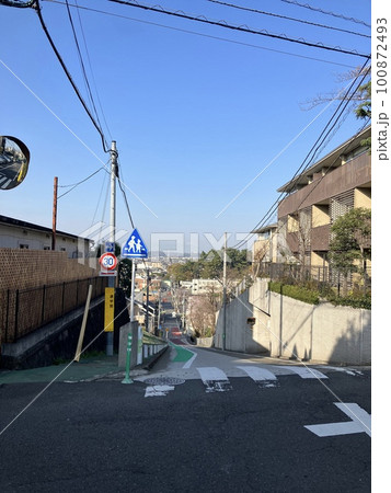 世田谷区岡本に有る富士見坂 100872493