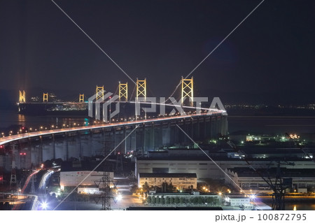 【香川県】聖通寺山展望台から見た瀬戸大橋と番の州工業地帯の夜景 【香川県】聖通寺山展望台から見た瀬戸大橋と番の州工業地帯の夜景 100872795