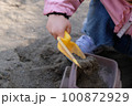 砂遊びをする幼児 100872929