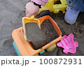 砂場で遊ぶ幼児 100872931