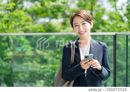 スマホを持つビジネスウーマン 100873310