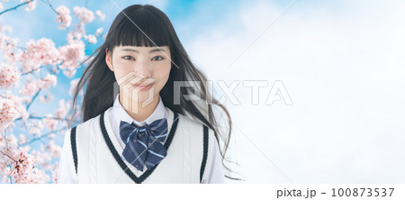 桜と女子学生 受験生 女子高生 桜と女子学生 受験生 女子高生 100873537