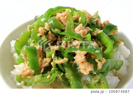 茶碗に盛ったご飯にのった無限ピーマン ピーマンとツナの和え物 100873687