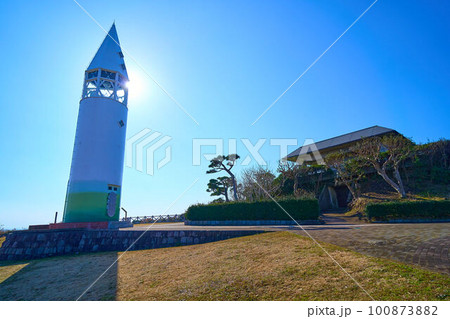 神奈川県三浦市の城ヶ島公園にある安房埼(あわさき)灯台 神奈川県三浦市の城ヶ島公園にある安房埼(あわさき)灯台 100873882