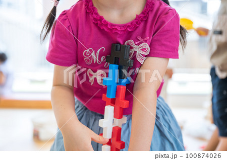 ブロック遊びをする女の子 ブロック遊びをする女の子 100874026