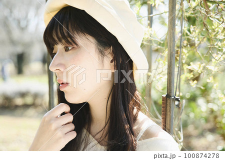 帽子をかぶった女性 100874278