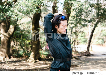 ストレッチをする男性ランナー ストレッチをする男性ランナー 100874556