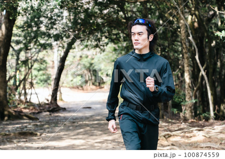 トレイルランで木立を走る男性ランナー トレイルランで木立を走る男性ランナー 100874559