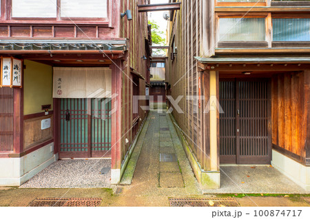 金沢　主計町の町並み 100874717