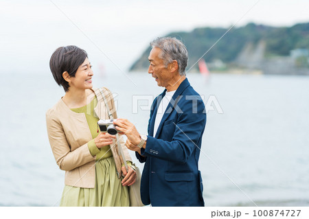 観光を楽しむシニア夫婦 観光を楽しむシニア夫婦 100874727
