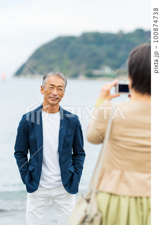 カメラを持つシニア夫婦 100874738