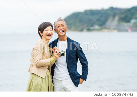 寄り添うシニア夫婦 寄り添うシニア夫婦 100874742