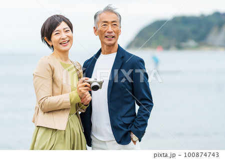 寄り添う笑顔のシニア夫婦 100874743