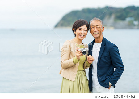 旅行をするシニア夫婦 100874762