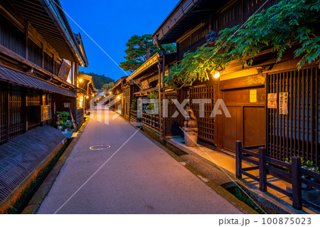 岐阜 飛騨高山の町並み 夜景 岐阜 飛騨高山の町並み 夜景 100875023