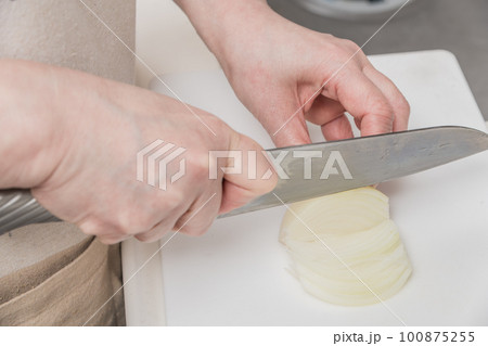 【たまねぎを薄切りにする】 【たまねぎを薄切りにする】 100875255