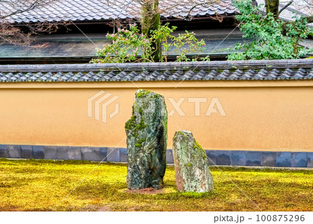 京都、大徳寺黄梅院の庭石 100875296