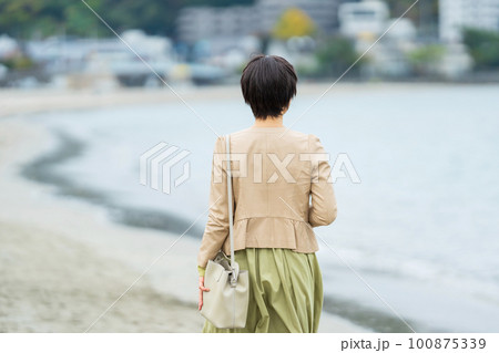 海を眺めるミドル女性 海を眺めるミドル女性 100875339
