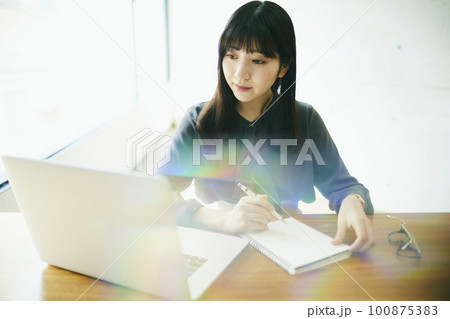 在宅で仕事をする女性 100875383