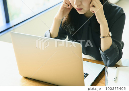 パソコンの前で悩む女性 パソコンの前で悩む女性 100875406