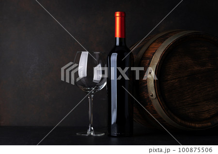 Red wine bottle, wineglass and old wine barrel 100875506